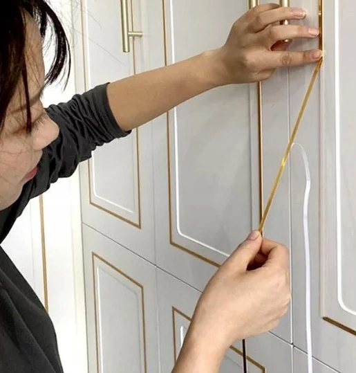 image-1494.jpeg Taśma Ozdobna Dekoracyjna Samoprzylepna Listwa Złota Dekor 20 mm X 50 m