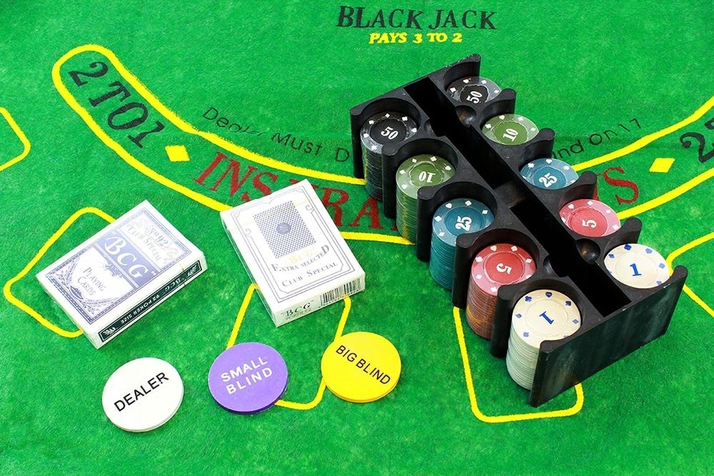 image-60.jpeg Zestaw Do Pokera Texas Żetony 200 szt, Dealer Blind Karty 2 Talie Mata Etui