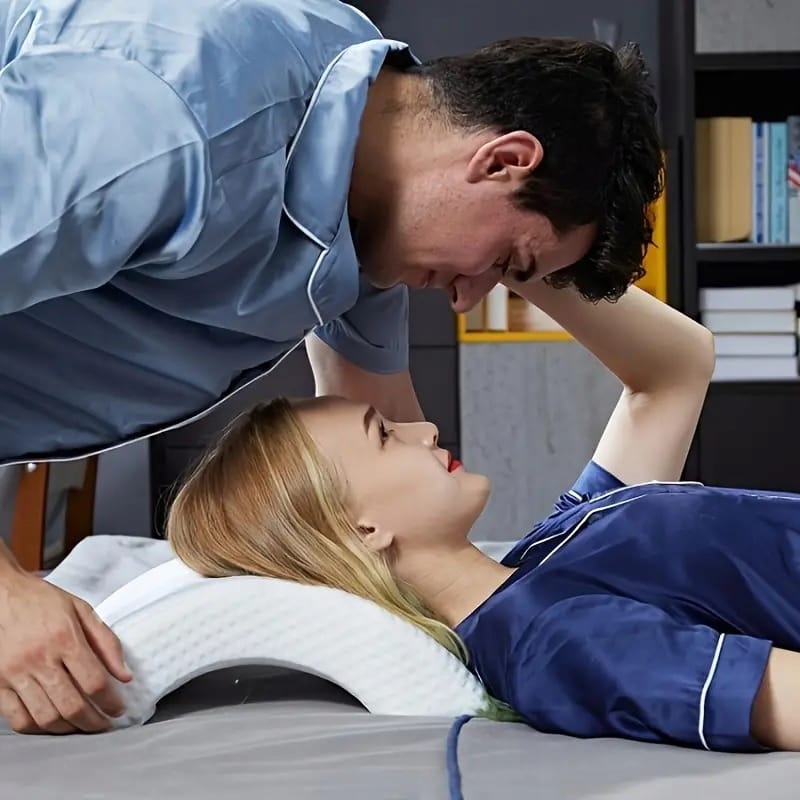 image-10475.jpeg Poduszka Ortopedyczna Z Otworem Na Rękę Do Spania Memory Łukowa Biała